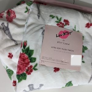 🆕️ Love Paris France Floral Throw Blanket 🌹 Luv Betsey